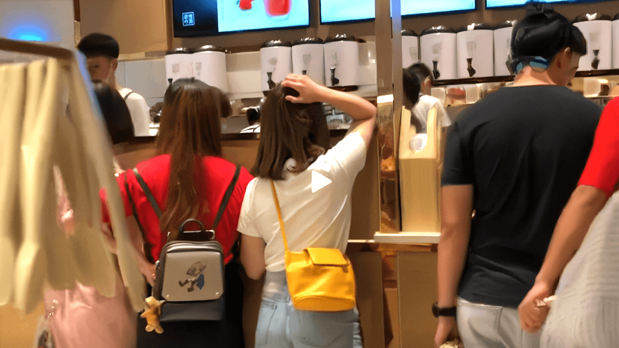 百城地推网-餐饮开业传单派发与人偶暖场现场实拍