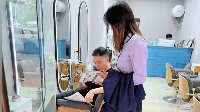 上海徐家汇地铁站手递手派发现场