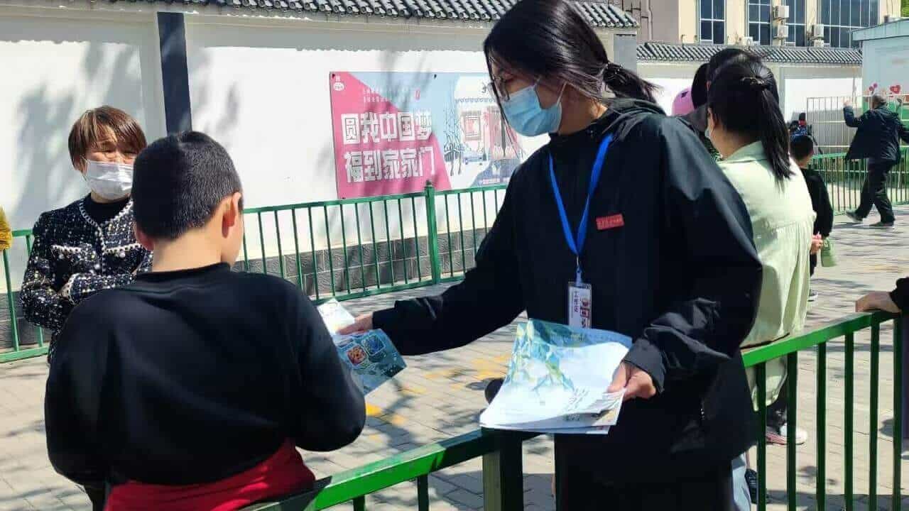 地推发传单实拍
